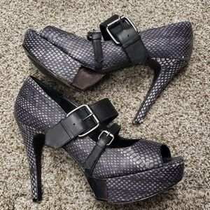 Kelsi Dagger Ester black gray snake print heel 8